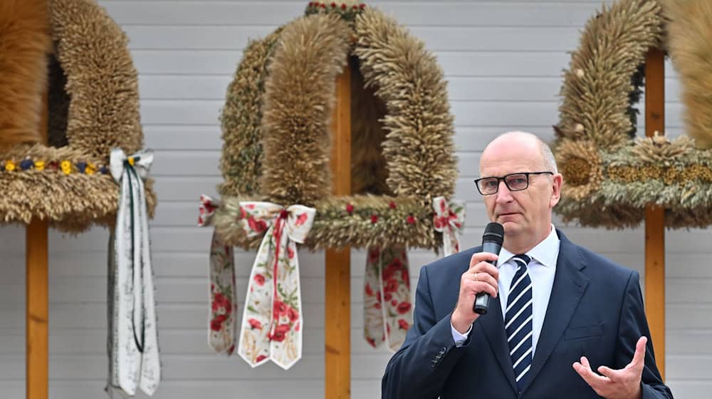 Besucht die Strohballenfeste: Brandenburgs Ministerpräsident und SPD-Landeschef Dietmar Woidke (Archivbild). / Foto: Bernd Settnik/dpa