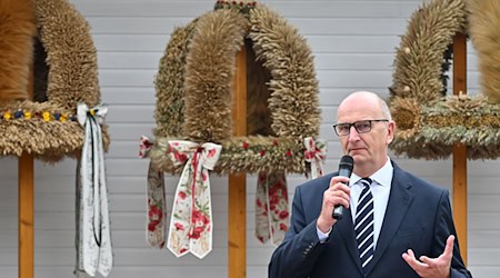 Besucht die Strohballenfeste: Brandenburgs Ministerpräsident und SPD-Landeschef Dietmar Woidke (Archivbild). / Foto: Bernd Settnik/dpa