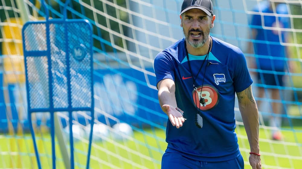 Herthas Coach Cristian Fiel hat vor dem Saisonstart noch einiges zu tun. / Foto: Soeren Stache/dpa