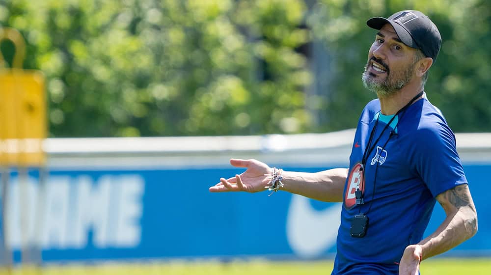 Die starken Regengüsse beim ersten Test in Bernau haben erste Aufschlüsse für Hertha-Trainer Cristian Fiél verhindert. / Foto: Soeren Stache/dpa