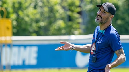 Die starken Regengüsse beim ersten Test in Bernau haben erste Aufschlüsse für Hertha-Trainer Cristian Fiél verhindert. / Foto: Soeren Stache/dpa