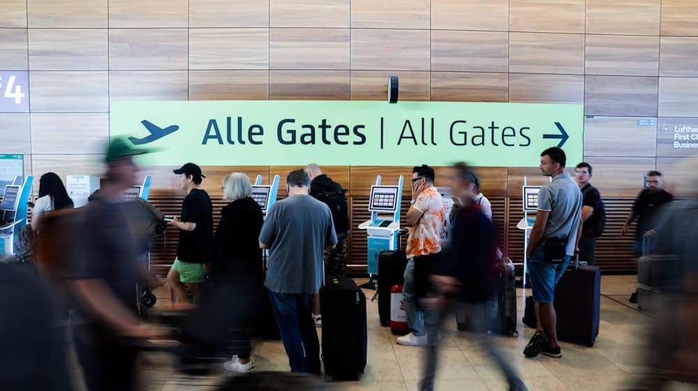 Viele Menschen fliegen vom BER in die Ferien. (Archivbild) / Foto: Christoph Soeder/dpa