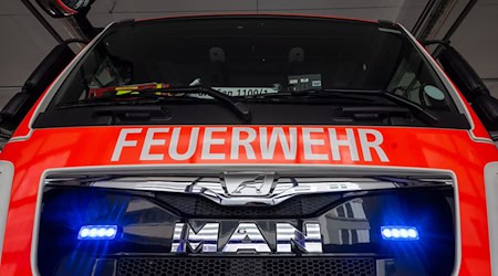 Die Feuerwehr ist zu einem Brand im Bundeswehrkrankenhaus ausgerückt. Zwei Menschen erlitten leichte Verletzungen.  / Foto: Monika Skolimowska/dpa