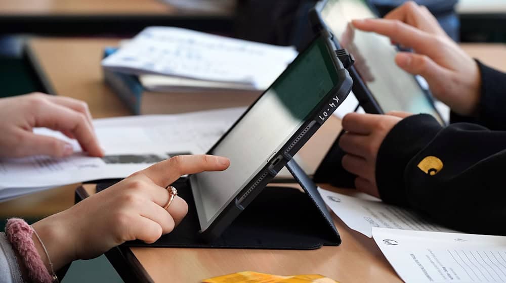 KI im Schulunterricht? Eine digitale Themenplattform soll Lehrkräfte in Brandenburg beim Einsatz von Künstlicher Intelligenz untersützen. (Arhcivbild)  / Foto: Soeren Stache/dpa/dpa-tmn