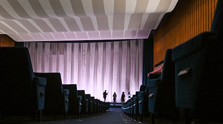 Die Stühle im Kino International wurden schon kurz nach der Schließung ausgebaut.  / Foto: Jens Kalaene/dpa