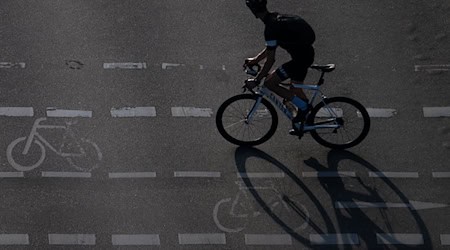 Sind Radfahrer im Straßenverkehr sicher? Der Verein Changing Cities hat seine Zweifel und macht Druck auf den Senat. (Symboldfoto) / Foto: Sebastian Gollnow/dpa