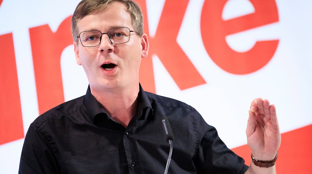 Brandenburgs Linke-Chef Sebastian Walter meint, das BSW habe das Wahlprogramm zum Großteil kopiert. / Foto: Carsten Koall/dpa
