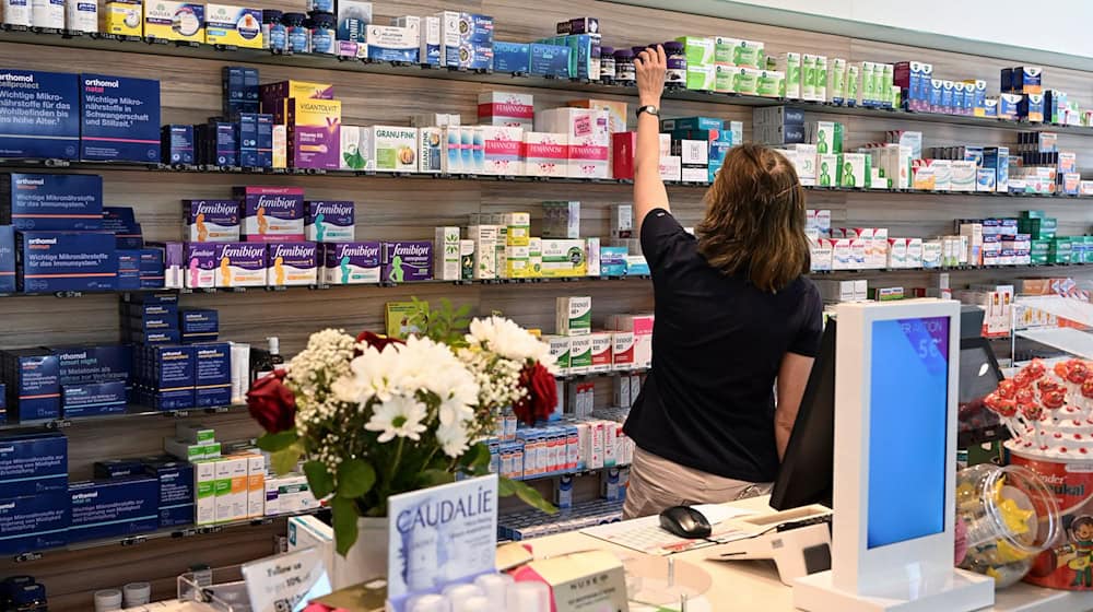 Das Landesamt für Gesundheit hat auch die Apotheken im Blick. (Archivbild) / Foto: Jens Kalaene/dpa