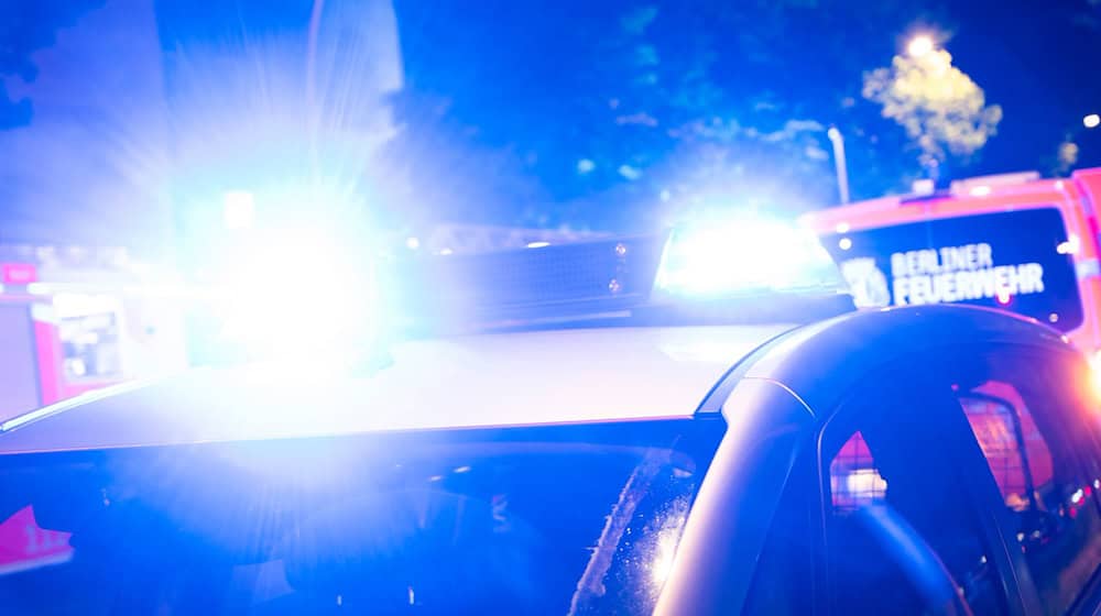 Ein Motorradfahrer hat sich bei einem Unfall in Mahlsdorf lebensgefährliche Verbrennungen zugezogen (Symbolfoto). / Foto: Christophe Gateau/dpa