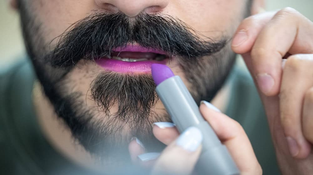 Lippenstift und Bart passen aus Sicht von Visagist Rene Koch gut zusammen. / Foto: Hannes P. Albert/dpa