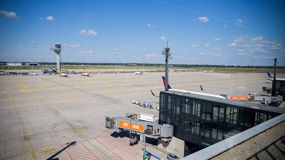 Der Flugbetrieb am BER war am Sonntagabend erneut unterbrochen, inwzischen starten und landen die Maschinen aber wieder. / Foto: Christoph Soeder/dpa