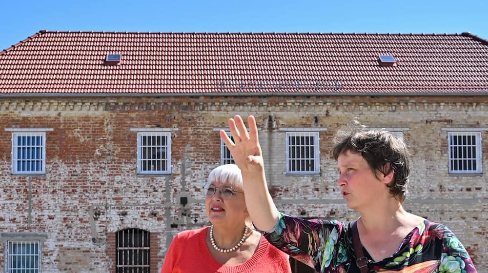 Die Staatsministerin für Kultur und Medien, Claudia Roth, besucht die Cottbuser Gedenkstätte. / Foto: Patrick Pleul/dpa