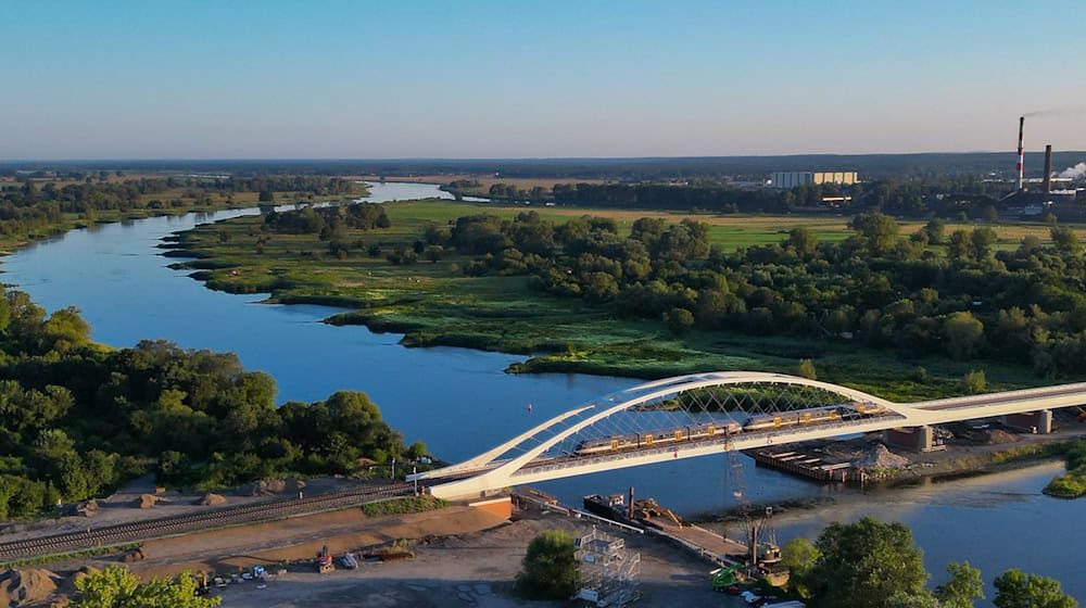 Mehr als dreieinhalb Jahre war das unmöglich: Züge passieren die Oder-Brücke.  / Foto: Patrick Pleul/dpa