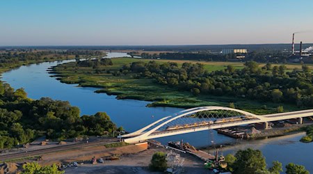 Mehr als dreieinhalb Jahre war das unmöglich: Züge passieren die Oder-Brücke.  / Foto: Patrick Pleul/dpa