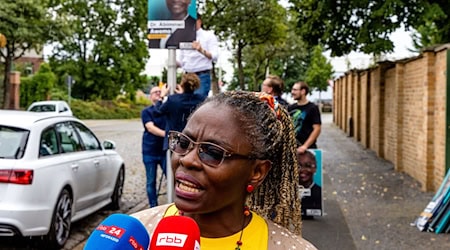 Die CDU-Politikerin Adeline Abimnwi Awemo ist in Cottbus beim Aufhängen von Wahlplakaten angegriffen worden. / Foto: Frank Hammerschmidt/dpa