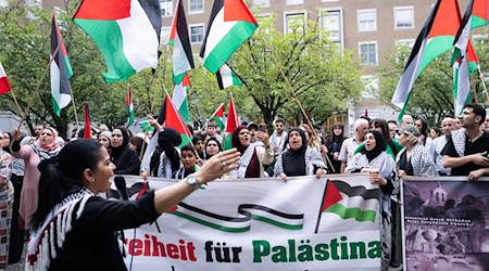 In Berlin kommt es zu einer Spontandemonstration in Solidarität mit Palästina. / Foto: --/dpa