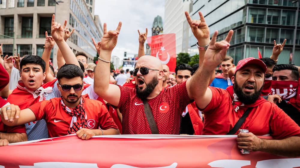 Türkische Fans zeigen den Wolfsgruß. / Foto: Christoph Soeder/dpa