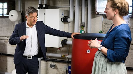 Wirtschaftsminister Habeck begutachtet einen umgerüsteten Warmwasserspeicher in Berlin. / Foto: Bernd von Jutrczenka/dpa