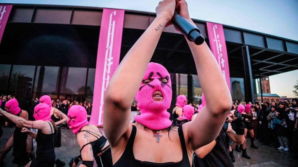 Pussy Riot vor der Neuen Nationalgalerie / Foto: Carsten Koall/dpa