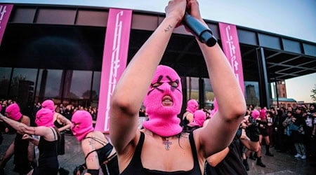 Pussy Riot vor der Neuen Nationalgalerie / Foto: Carsten Koall/dpa