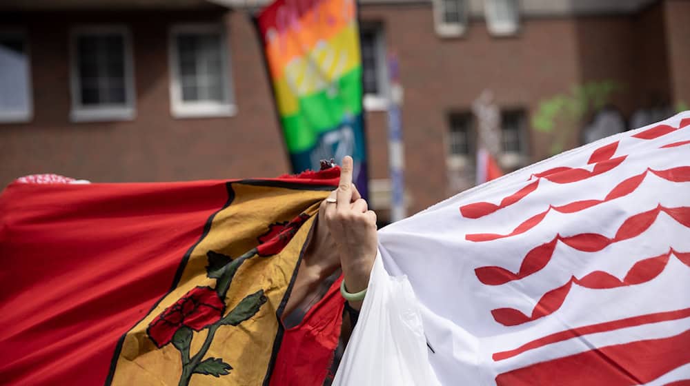 In Berlin haben unabhängig vom großen Zug zum Christopher Street Day (CSD) auch zahlreiche Menschen unter dem Motto «Queers for Palestine» demonstriert. / Foto: Carsten Koall/dpa