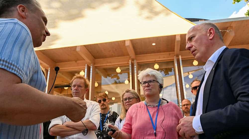 Wegner und Remlinger im  Gespräch am Leopoldplatz. / Foto: Jens Kalaene/dpa