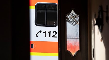 Rettungskräfte sind beim Einsatz in Berlin angegriffen worden. (Symbolbild) / Foto: Boris Roessler/dpa