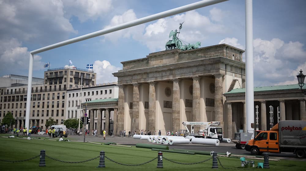 Das riesige Fußballtor am Brandenburger Tor wird - wie ursprünglich geplant - verschrottet. / Foto: Sebastian Gollnow/dpa