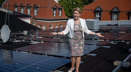 Wirtschaftssenatorin Franziska Giffey präsentiert das jüngste landeseigene Solarprojekt auf einem Dach der BVG in Berlin-Weißensee. / Foto: Monika Skolimowska/dpa