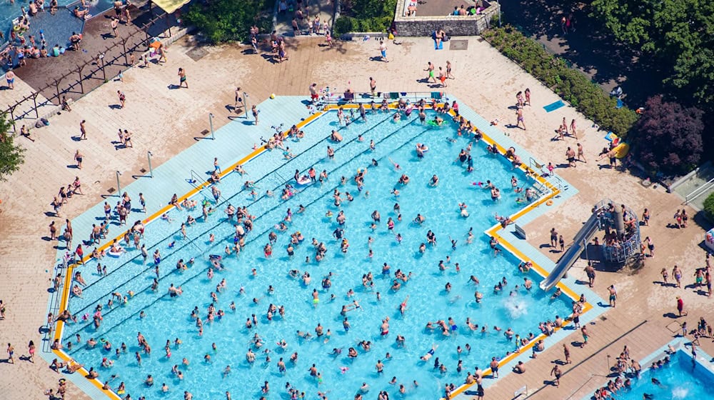 Pause für den Badespaß im Sommerbad Mariendorf / Foto: Gregor Fischer/dpa