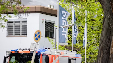 Nach einem Großbrand bei der Firma Diehl in Berlin geht die Diskussion um mögliche Sabotage weiter. / Foto: Christoph Soeder/dpa