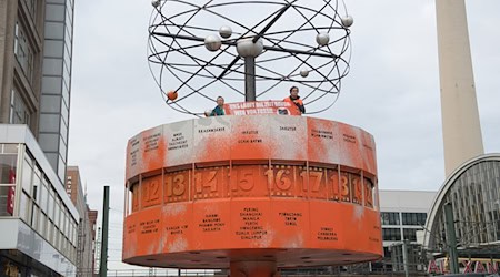 Klimaaktivisten hatten am 17. Oktober 2023 die Weltzeituhr in Berlin mit oranger Farbe besprüht (Archivbild). / Foto: Paul Zinken/dpa
