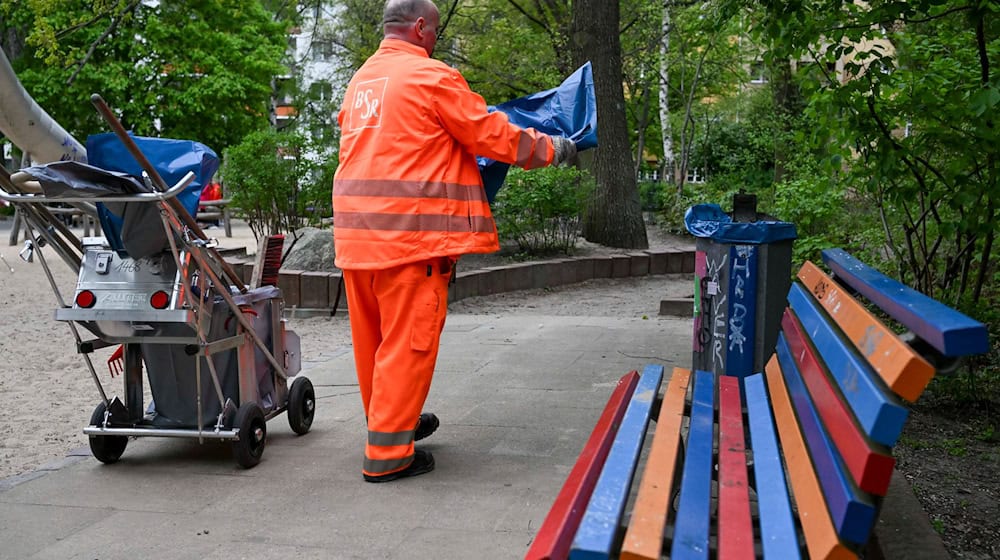 Die Berliner Stadtreinigung ist inzwischen für mehr als 100 Parks und 135 Spielplätze dafür zuständig, für Sauberkeit zu sorgen. / Foto: Jens Kalaene/dpa