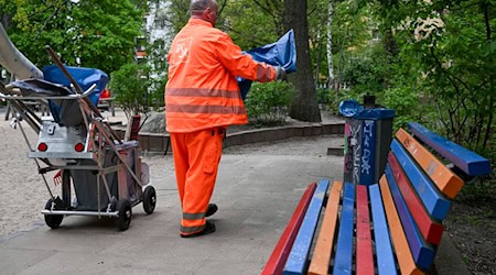 Die Berliner Stadtreinigung ist inzwischen für mehr als 100 Parks und 135 Spielplätze dafür zuständig, für Sauberkeit zu sorgen. / Foto: Jens Kalaene/dpa