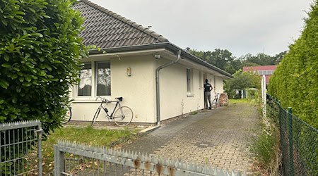 Ein Haus in Falkensee, dessen Adresse im Impressum des «Compact»-Magazins genannt wird, wurde durchsucht. / Foto: Sven Kaeuler/dpa/tnn/dpa