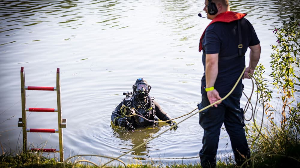 Nach nur fünf Minuten fanden die Taucher der Feuerwehr die leblose Person im Wasser. (Symbolbild) / Foto: Moritz Frankenberg/dpa