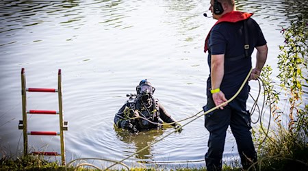 Nach nur fünf Minuten fanden die Taucher der Feuerwehr die leblose Person im Wasser. (Symbolbild) / Foto: Moritz Frankenberg/dpa