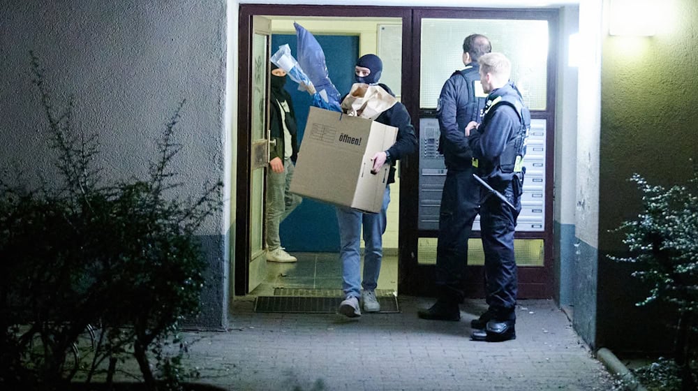 Die Ermittler beschlagnahmten mehrere Tausend Asservate, darunter Waffen, Bargeld und digitale Medien. (Archivbild) / Foto: Annette Riedl/dpa