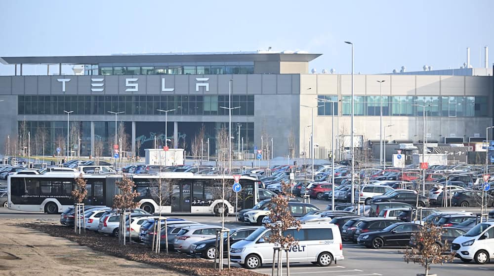 Tesla will  mit einem eigenem Techno-Club im Werk in Grünheide bei Berlin punkten. (Archivbild) / Foto: Sebastian Gollnow/dpa