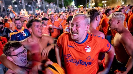 Fans der Niederländischen Nationalmannschaft können sich auf das Halbfinale freuen. / Foto: Fabian Sommer/dpa