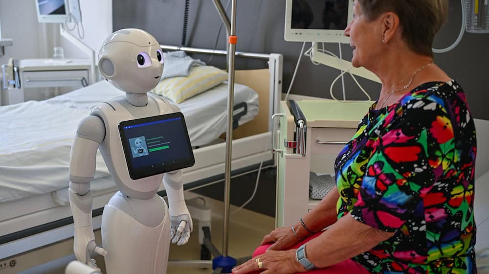 Der Roboter «Pepper» ist nun im Carl-Thiem-Klinikum in Cottbus in Einsatz. / Foto: Patrick Pleul/dpa