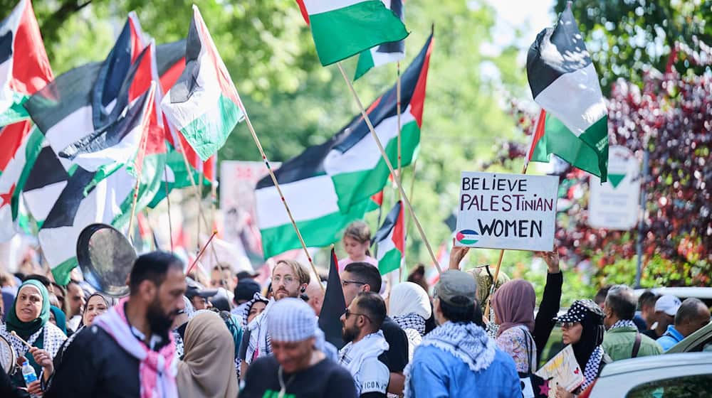 Bei der propalästinensischen Demo wurden laut Polizei 17 Beamte verletzt. / Foto: Annette Riedl/dpa