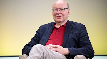 Walter Momper ärgert sich über den vielen Müll, der in Berlin einfach auf die Straße geworfen wird. / Foto: Hannes P. Albert/dpa