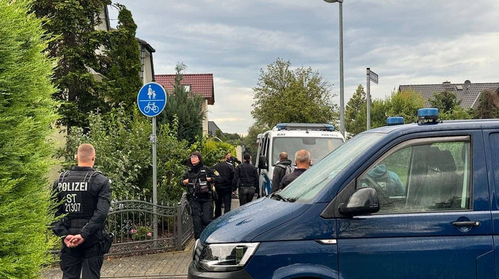 Mit Razzien in mehreren Bundesländern - hier in Magdeburg - gingen die Behörden gegen das «Compact»-Magazin und eine Filmproduktionsfirma vor. / Foto: Thomas Schulz/dpa