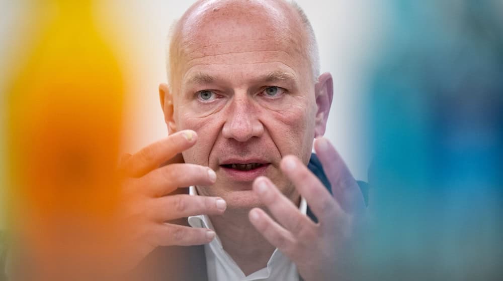 Der Regierende Bürgermeister Kai Wegner (CDU) ärgert sich über die rechtlichen Schritte gegen seine Zaunbaupläne. / Foto: Monika Skolimowska/dpa