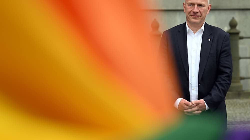 Ob Wegner die CSD-Parade wie im vergangenen Jahr eröffnet, ist noch unsicher. (Archivbild) / Foto: Soeren Stache/dpa