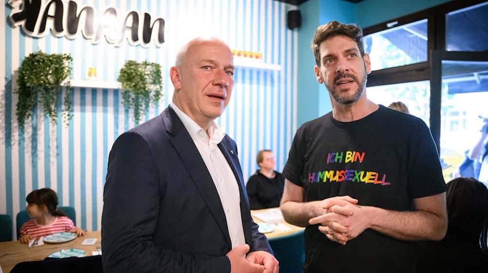 Der Regierende Bürgermeister Kai Wegner kam zum Solidaritätsbesuch ins Restaurant «Kanaan». / Foto: Bernd von Jutrczenka/dpa