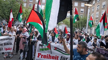 Zu der Demonstration unter dem Motto «Hands off Lebanon now - In Solidarität mit Libanon & Palästina» war in sozialen Netzwerken aufgerufen worden. / Foto: dpa