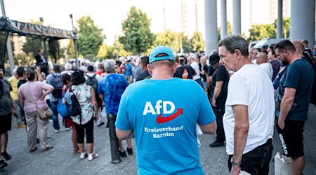 Etwa 200 Menschen besuchen eine Kundgebung der Lichtenberger AfD-Fraktion. / Foto: Fabian Sommer/dpa