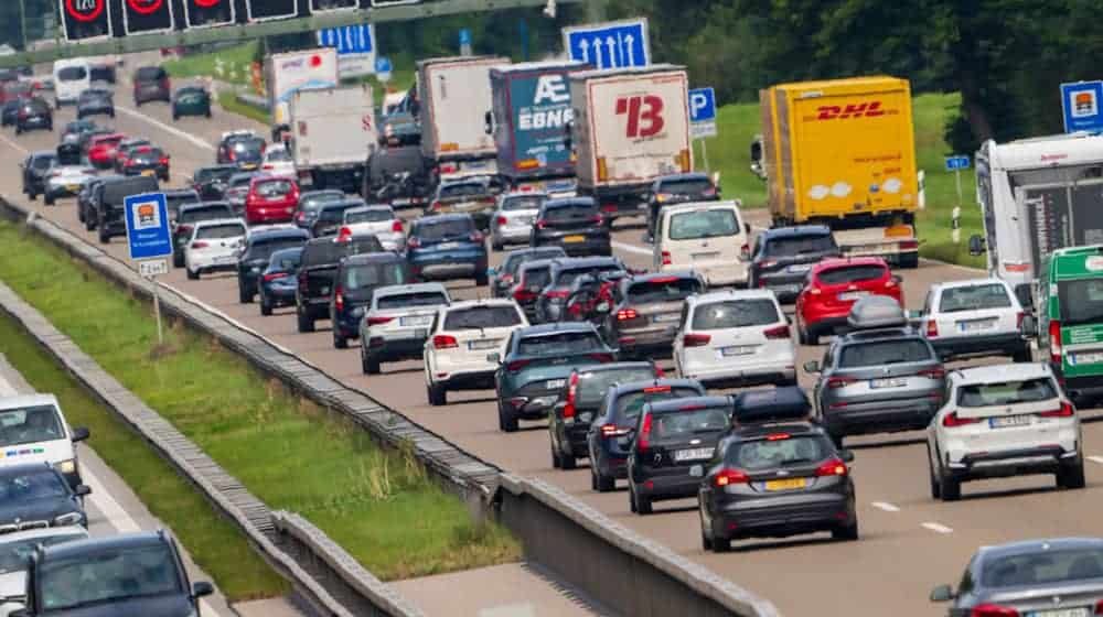 Vor allem auf den Autobahnen in Süddeutschland dürfte am Wochenende wieder viel Verkehr herrschen. (Symbolbild) / Foto: Peter Kneffel/dpa